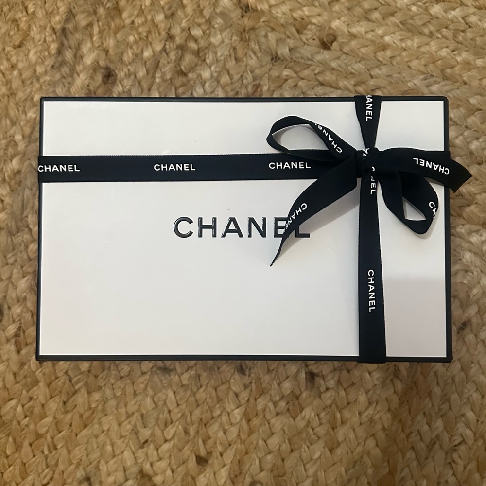 CHANEL Box and Ribbon - Picture 8 of 11